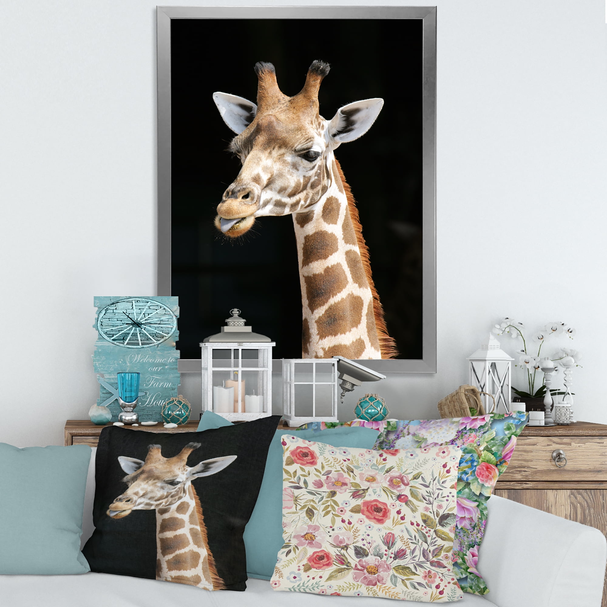 Designart 'Close Up Portrait Of A Giraffe On Black III' Farmhouse Framed Art Print