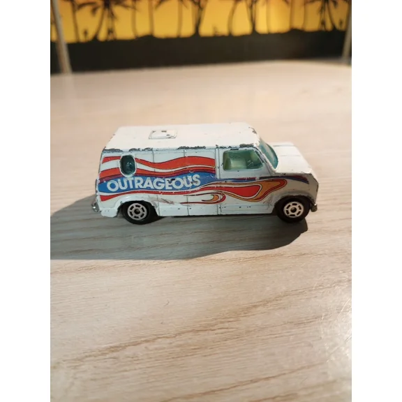 Yatming 1981 Universal Studios #1501 Hong Kong 1:64 Die Cast Ford Econoline Van