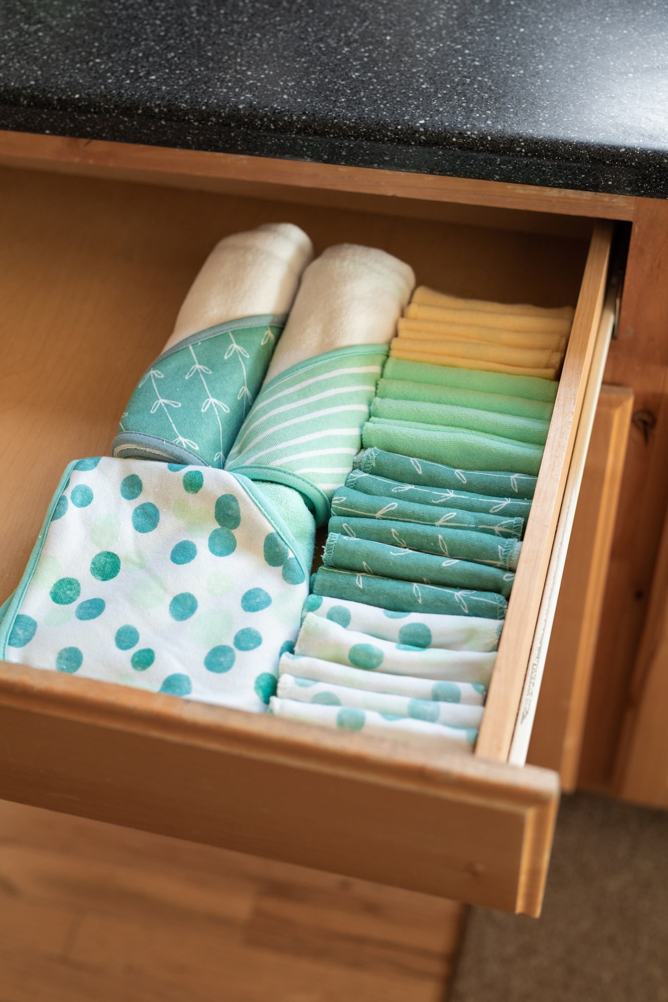 Spasilk Bath Hooded Towels & Washcloths Set for Babies, 23-Piece Gift Set, Green Dots