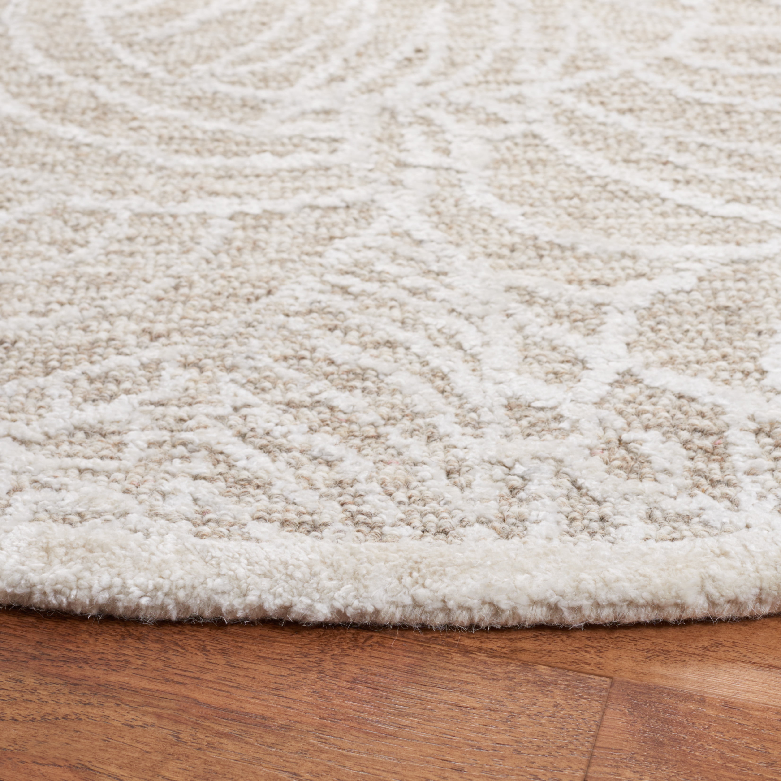 SAFAVIEH Precious Fabiana Geometric Area Rug, Beige/Ivory, 6' x 6' Round