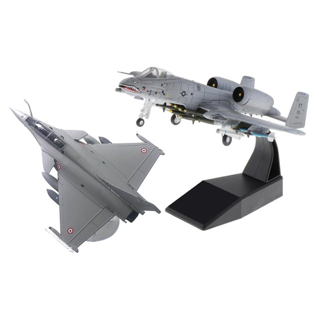 2x 1:72 rafale fighter y 1/100 attack metal modelo de avión decoración Conjunto de coleccionables: caza Rafale 1:72 en gris visto desde arriba con insignias redondas y avión de ataque 1:100 en aleación con pintura gris y nariz estilo tiburón, ambos con detalles de armas visibles; el avión de ataque está montado en base negra con soporte transparente sobre fondo blanco.