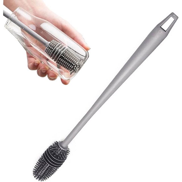 1 cepillo de limpieza de botellas de silicona suave con mango largo, gris: cepillo 32*3,3*7 cm con mango ergonómico y cabeza ovalada de cerdas de silicona que no rayan, mostrado en uso dentro de un vaso para fregar el fondo; adecuado para biberones, vasos y termos, y a menudo usado para limpiar piezas estrechas de cocina.