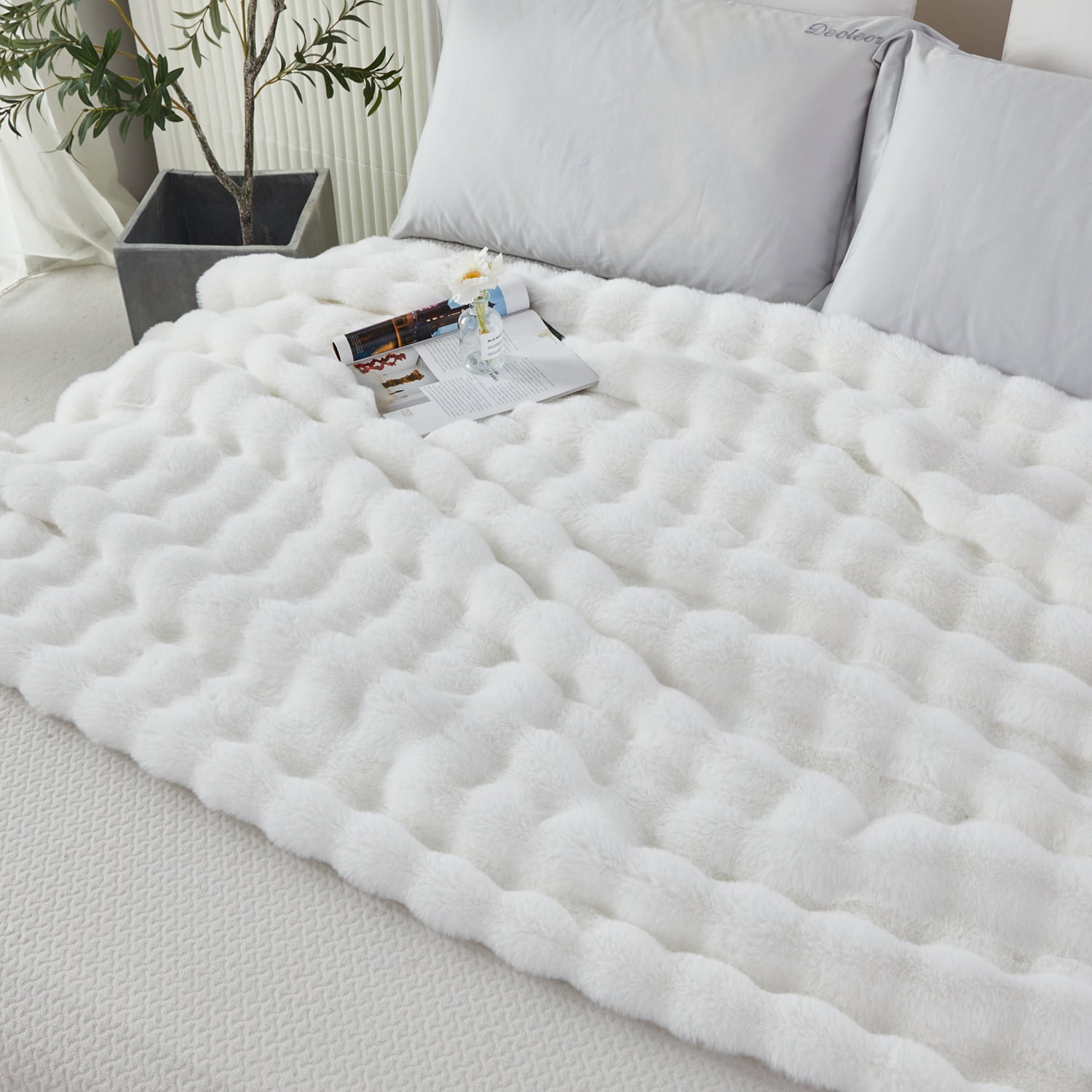 URBONUR White Faux Rabbit Fur Throw Blanket for Couch Chair, Fluffy Bubble Throw Blanket, Cute Fuzzy Blankets 40×63 Inches