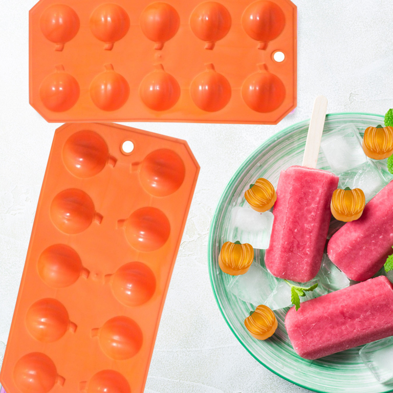  Christmas Themed Ice Cube Tray (designs vary): Ice