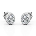 thumbnail image 1 of JeenMata Pendientes con Solitario de Moissanita Ovalada de 2 Quilates Engastados en Bisel y Baño de Oro Blanco de 18 K sobre Plata, 1 of 5