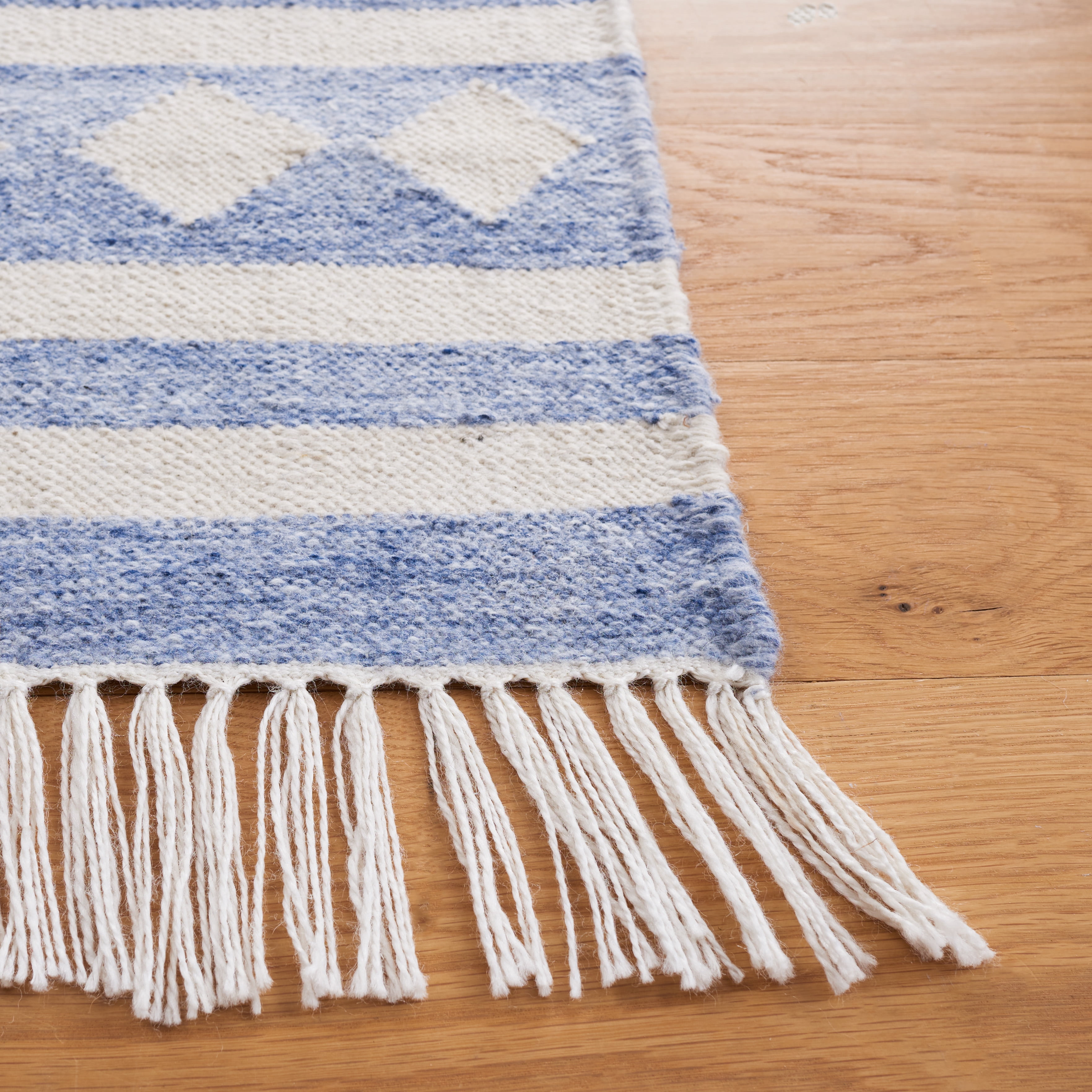 SAFAVIEH Kilim Trochez Geometric Area Rug, Blue/Ivory, 4' x 6'
