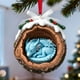 thumbnail image 1 of Adornos Navideños Acrílicos "Dormir En Un Tronco con Acebo Nevado", Decoración Festiva Colgante para Los Amantes de Las Fiestas., 1 of 2