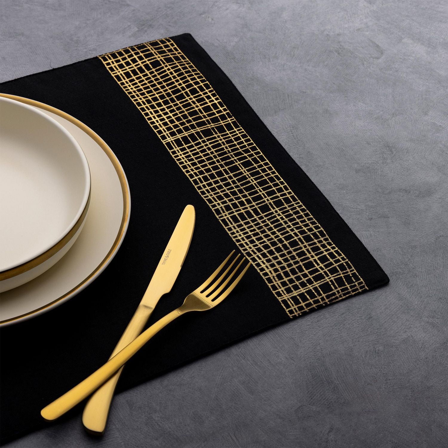 Set de table à motifs croisés noir et or Thyme & Table textiles de cuisine
