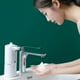 thumbnail image 4 of Dispensador de jabón automático con espuma y sensor de movimiento | Recargable por USB para manos y cocina | Sin contacto para niños y baño | Blanco y azul, 4 of 9