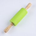 thumbnail image 1 of Rodillo anti(Verde)- mango de madera con superficie de carcasa de silicona adhesiva, 1 of 5
