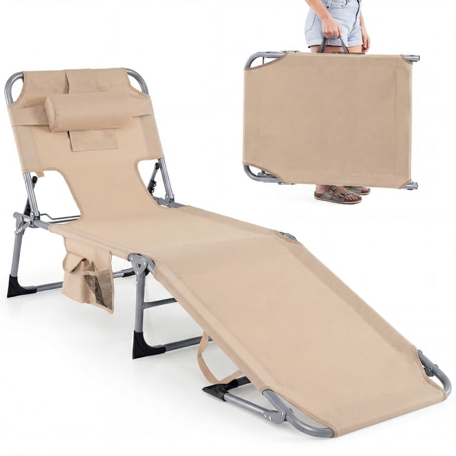 Gymax Chaise Longue de Plage Portable Chaise Longue Pliante Inclinable avec Trou pour le Visage Beige. Cette Chaise Longue d'Extérieur Présente une surface en Tissu Oxford Couleur Sable avec un Cadre Métallique Robuste et des Patins Antidérapants. Elle Comprend un Trou pour le Visage avec des Coussins Détachables, des Fentes pour les Bras et un Dossier Réglable pour une Inclinaison Personnalisée. la Chaise Est Pliable avec une Sangle de Transport pour une Portabilité et un Rangement Faciles. Elle Est Également Fournie avec un Oreiller Amovible et des Poches de Rangement pour Plus de Commodité. Convient à une Utilisation Extérieure à la Plage, au Bord de la Piscine Ou sur le patio