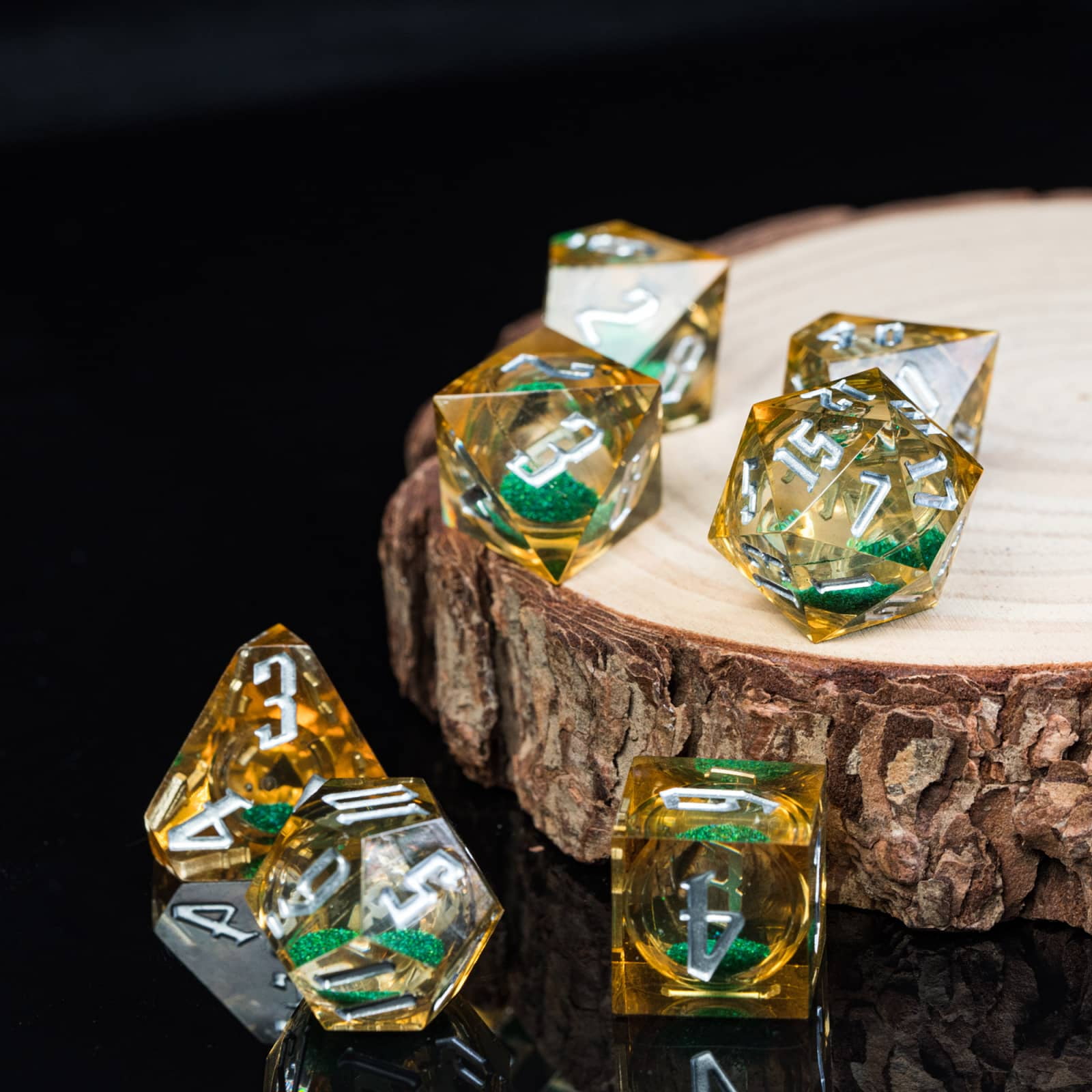 Cusdie Sharp Edges DND Dice, Liquid Core Quicksand Dice, 7 PCs D&D Dice, Handcrafted Polyhedral Dice Set, for TTRPG Role Playing Game Pathfinder