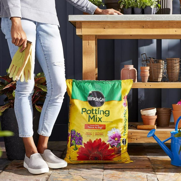 Miracle-Gro 75651301 Potting Soil Bag, 1 cu-ft Coverage Area Bag