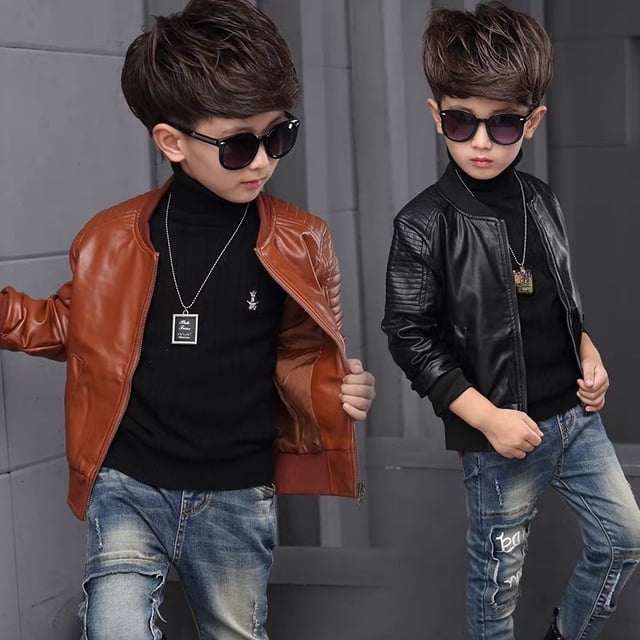 abrigo de cuero para niños, otoño e invierno, abrigo grueso y cálido con forro polar. Dos niños muestran chaquetas de cuero PU (negro y marrón) en vista frontal, corte bomber con cremallera, puños y cintura acanalados, costuras en hombros y forro polar engrosado visible; combinadas con suéter negro y jeans sobre fondo neutro, talla versátil 90–170 cm.