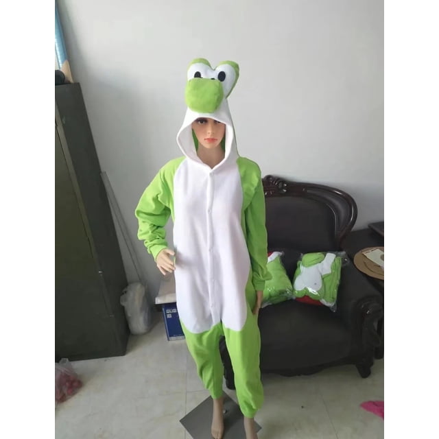 disfraces de cosplay de anime para adultos, cosplay de yoshi, mono de alienígena verde, navidad, carnaval, pijamas divertidos, kigurumi — Mono kigurumi adulto Yoshi en forro polar verde claro con panel frontal blanco, capucha con ojos y hocico, cremallera frontal y mangas y piernas de largo completo; vista frontal centrada sobre maniquí, fondo interior con sillón y empaque. Apto para carnaval y pijama divertido; también suele usarse como disfraz de fiesta o para cosplay informal.
