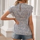 thumbnail image 4 of Blusa de mujer con estampado de margaritas, ribete de volantes, cuello con volantes, manga casquillo Abanopi Azul/Pequeña, 4 of 7