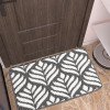 thumbnail image 1 of Tapete antideslizante absorbente de agua con forma de hoja para baño, entrada y puerta. Suave y de secado más fácil., 1 of 7