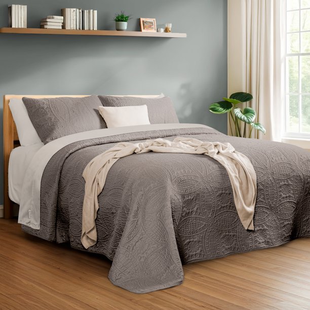 Dreamlab Edredón Individual Ligero y Juego de Sábanas con Fundas de Almohada Decorativas (5 piezas). Set de Colcha Ligera y Sábanas para Cualquier Temporada. Hipoalergénico. Moneda, Arena / Beige