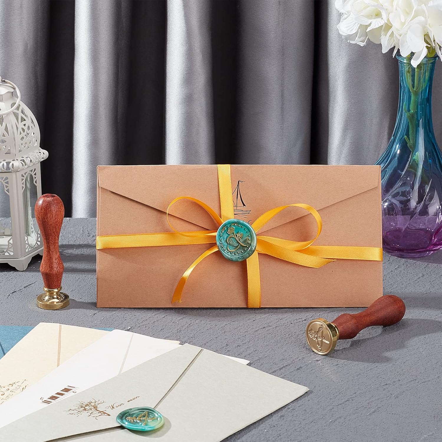 Wax Seal Kit 300pcs Sealing Wax Beads Set with 2pcs Wax Seal Stamp Heart 5pcs Envelopes 1pc Wax Spoon 1pc Stirring 4pcs Candles Wax Seal Kit DIY