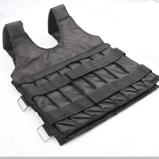 chaleco de peso con bloque de plomo Heldig, chaleco ajustable negro en tela Oxford invisible, vista 3/4 frontal que muestra panel frontal con bolsillos acolchados para placas de plomo, tiras de sujeción horizontales y hebillas metálicas laterales para ajuste, diseñado para entrenamiento y crossfit; también apto para añadir resistencia en caminatas o ejercicios funcionales.