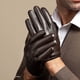thumbnail image 4 of Guantes de cuero para hombre, otoño e invierno, terciopelo grueso, cálido, para conducir, motocicleta, pantalla táctil, guantes de piel de oveja superior, 4 of 5