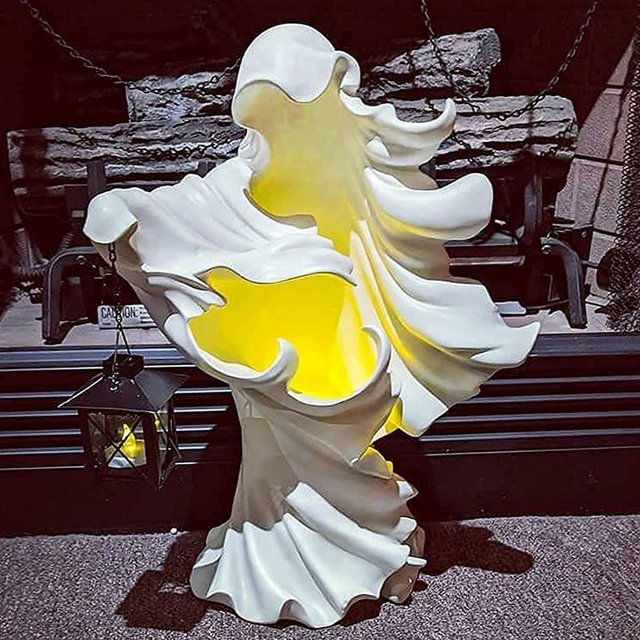 Mensajero del Infierno con Linterna, Linterna de Decoración de Brujas, El Fantasma Buscando Luz, Escultura de Fantasma de Resina Realista para Decoración de Jardín de Halloween Lámpara de Bruja Creativa de Halloween Sincero Electrónica