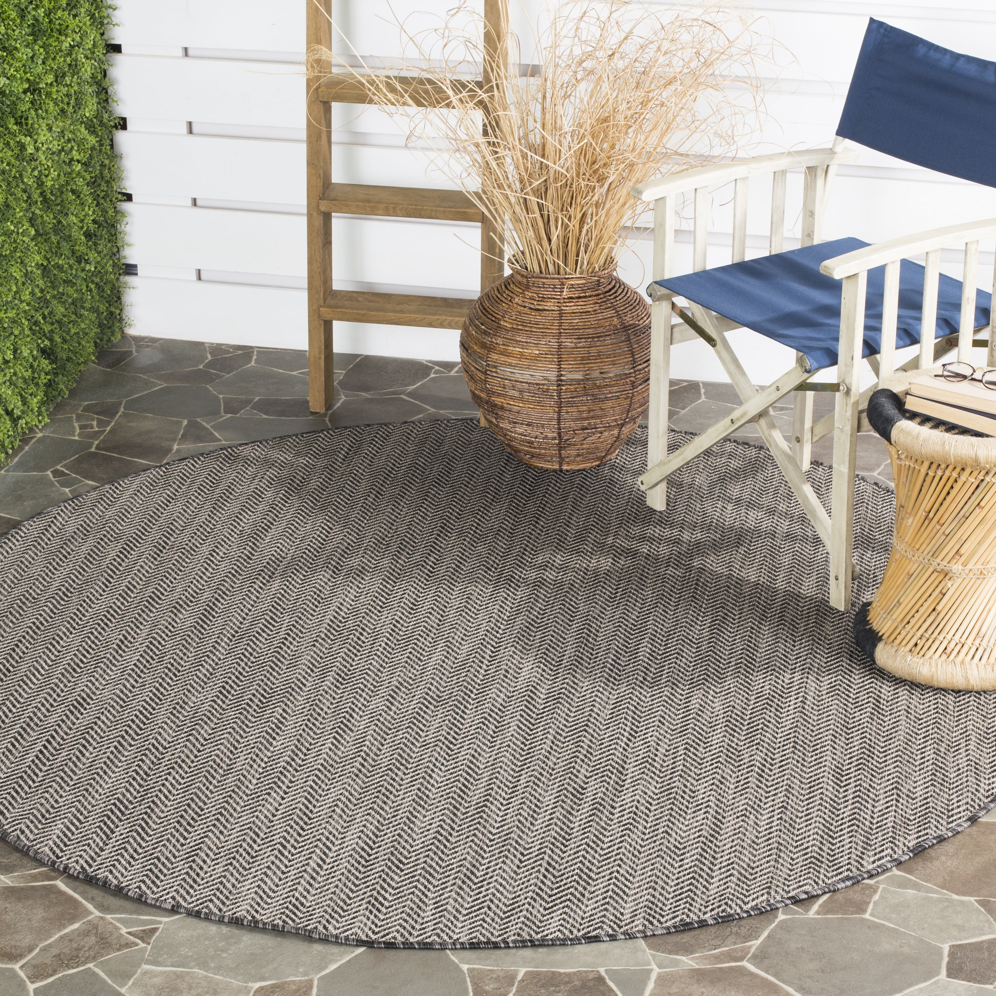 SAFAVIEH Courtyard Blazhe Chevron Indoor/Outdoor Area Rug, Black/Beige, 10' x 10' Round