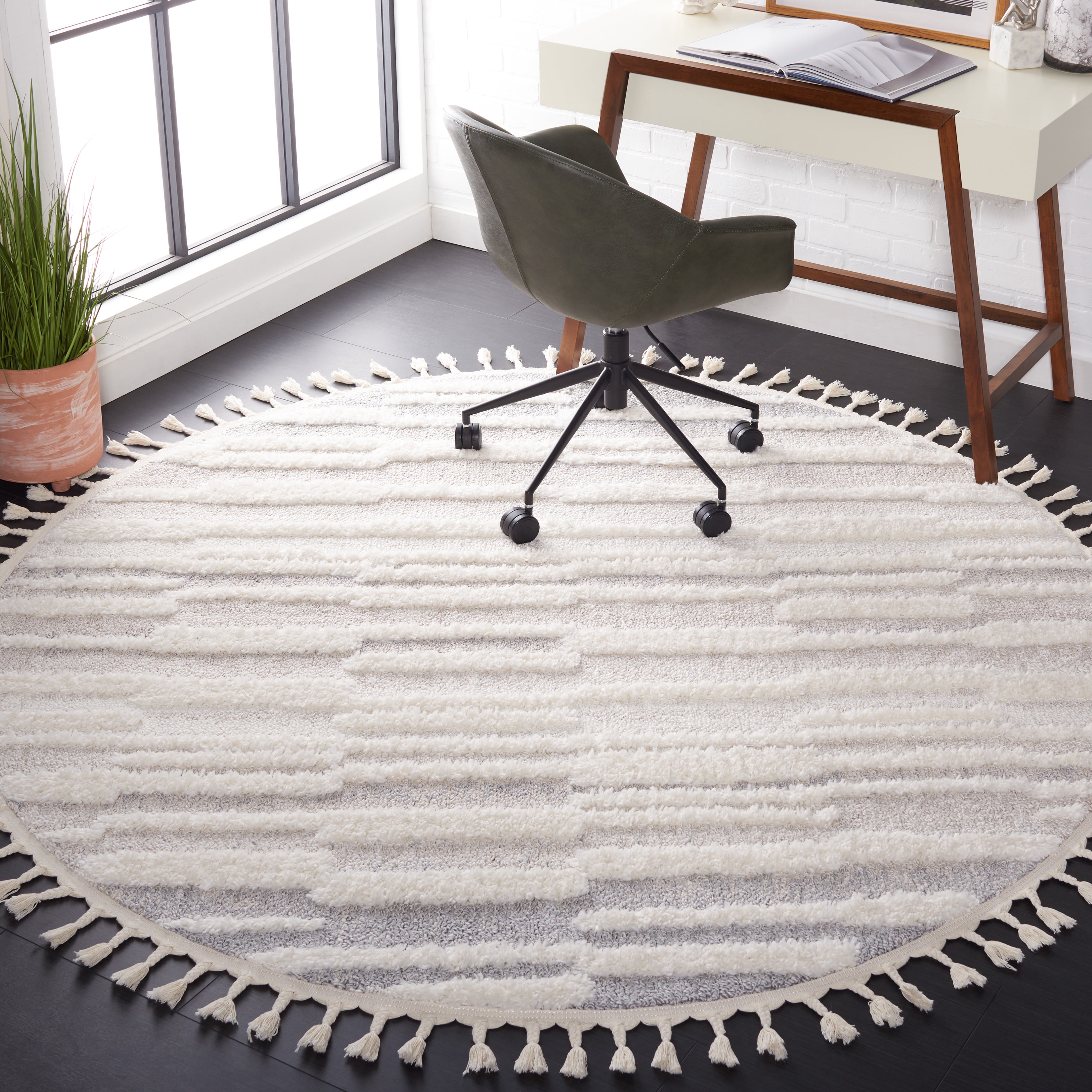 SAFAVIEH Moroccan Tassel Tom Geometric Striped Shag Area Rug, Beige/Ivory, 6'7" x 6'7" Round