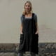 thumbnail image 4 of Delantal de lino y algodón con espalda cruzada, color negro, talla XL, para mujer, con bolsillo, 4 of 5
