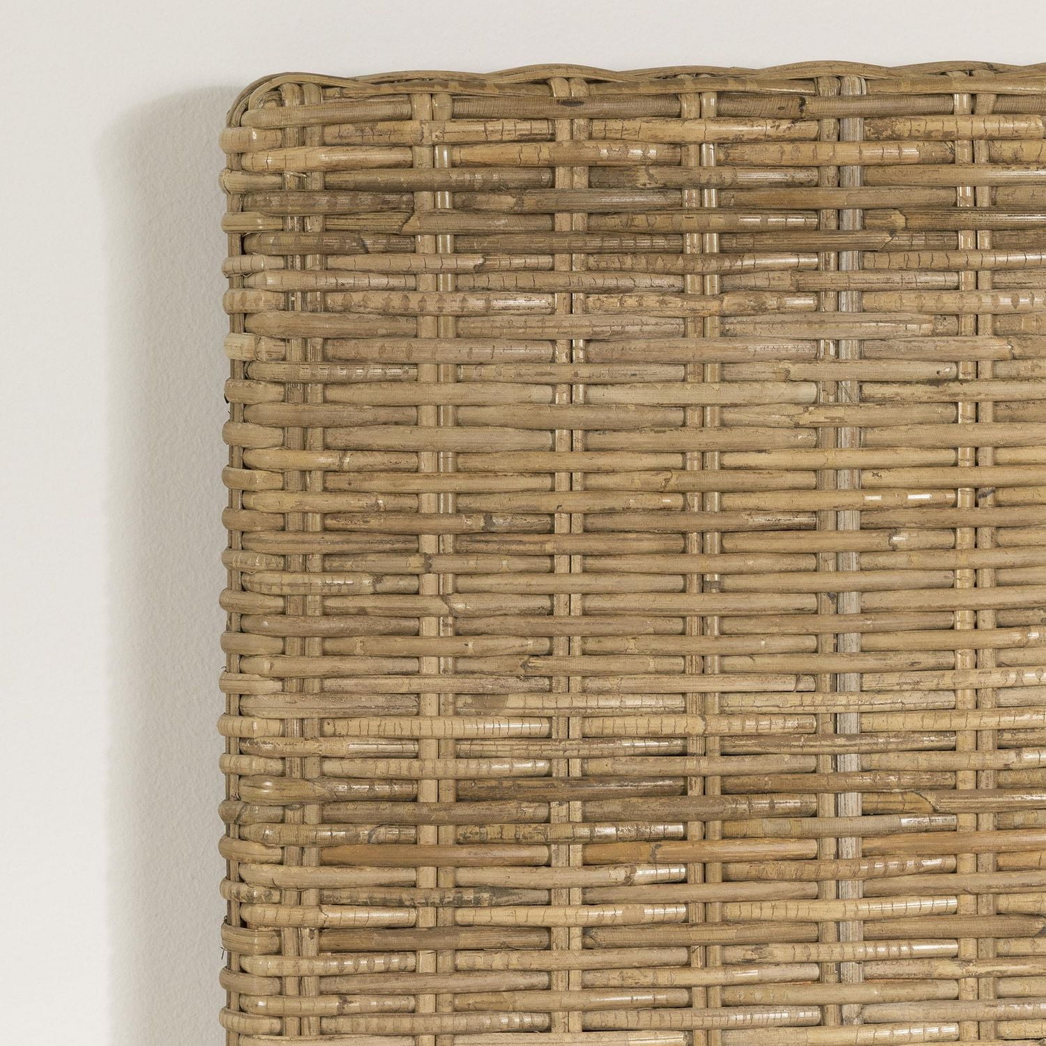 Ensemble lit avec paniers de rangement et tête de lit en rotin de la collection Avilla South Shore