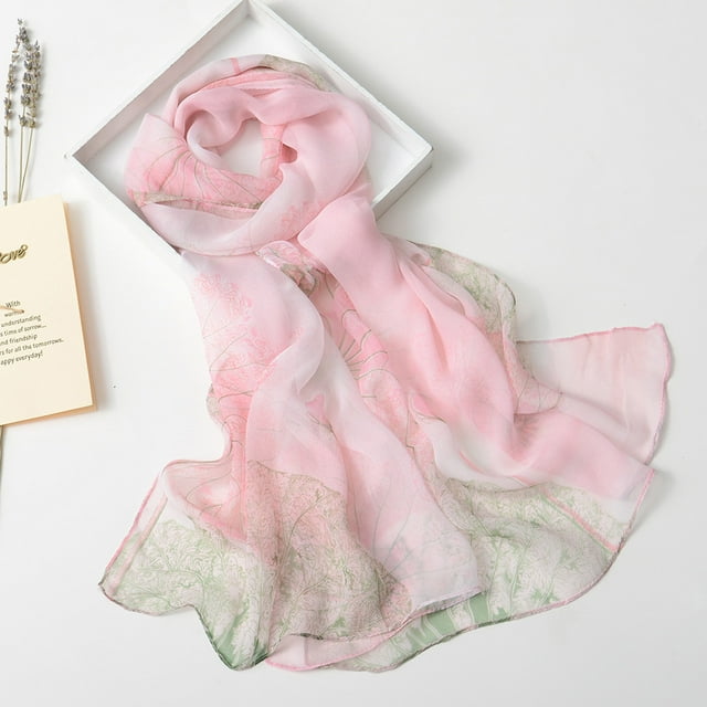 Foulard Longue et Douce pour Femmes à Imprimé Lotus, Châle pour Dames, Foulards en georgette Légère. l'Foulard Présente une Teinte Rose Douce avec de Délicats accents d'Impression Lotus en Vert, Offrant un design Élégant et Polyvalent. Mesurant 160x50 cm, Elle Peut Être Stylée de Diverses Manières et Convient aux Tenues Décontractées Ou Formelles. Exposée sur un Fond Blanc avec une Carte Décorative et des Brindilles de Lavande à Proximité.