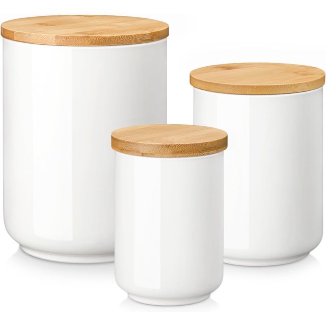 juegos de botes para la cocina, botes de cerámica para la encimera, tarro de café con tapa de madera hermética, juego de 3 recipientes para harina y azúcar, tarros blancos para almacenar alimentos — Tres botes cilíndricos blancos de cerámica con tapas de madera clara, vista frontal en tres tamaños (473 ml, 947 ml y 2000 ml); acabado brillante y borde superior liso; fondo neutro minimalista; aptos para almacenar harina, azúcar, café o té y otros ingredientes de cocina.