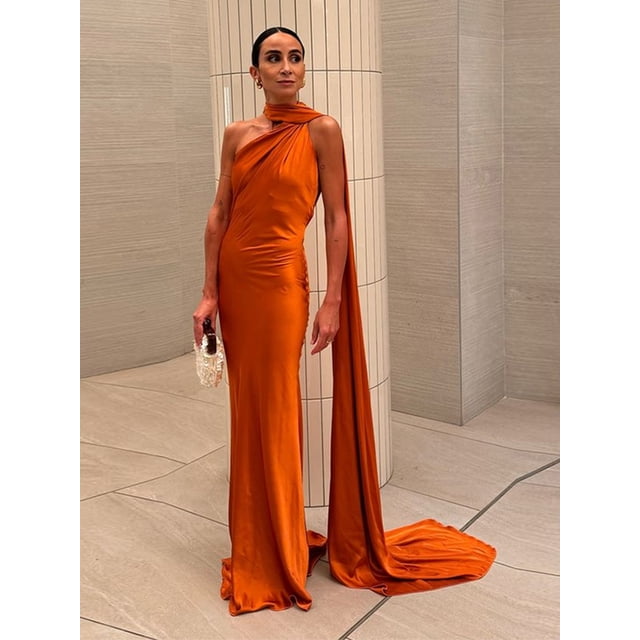 vestido largo ajustado con espalda descubierta y hombros descubiertos para mujer, ropa sexy con cinta de satén sin mangas, elegante para fiesta, 2024 amarillo — Vista frontal 3/4 de un vestido maxi tipo funda en satén amarillo mostaza, corte ajustado hasta el tobillo, escote diagonal halter que deja un hombro y la espalda descubiertos, cierre de cremallera, cintura imperio y sin mangas; largo pañuelo satinado drapeado desde el cuello hasta el piso; fondo de pasillo minimalista. Ideal también como vestido de noche para eventos o sesiones fotográficas.