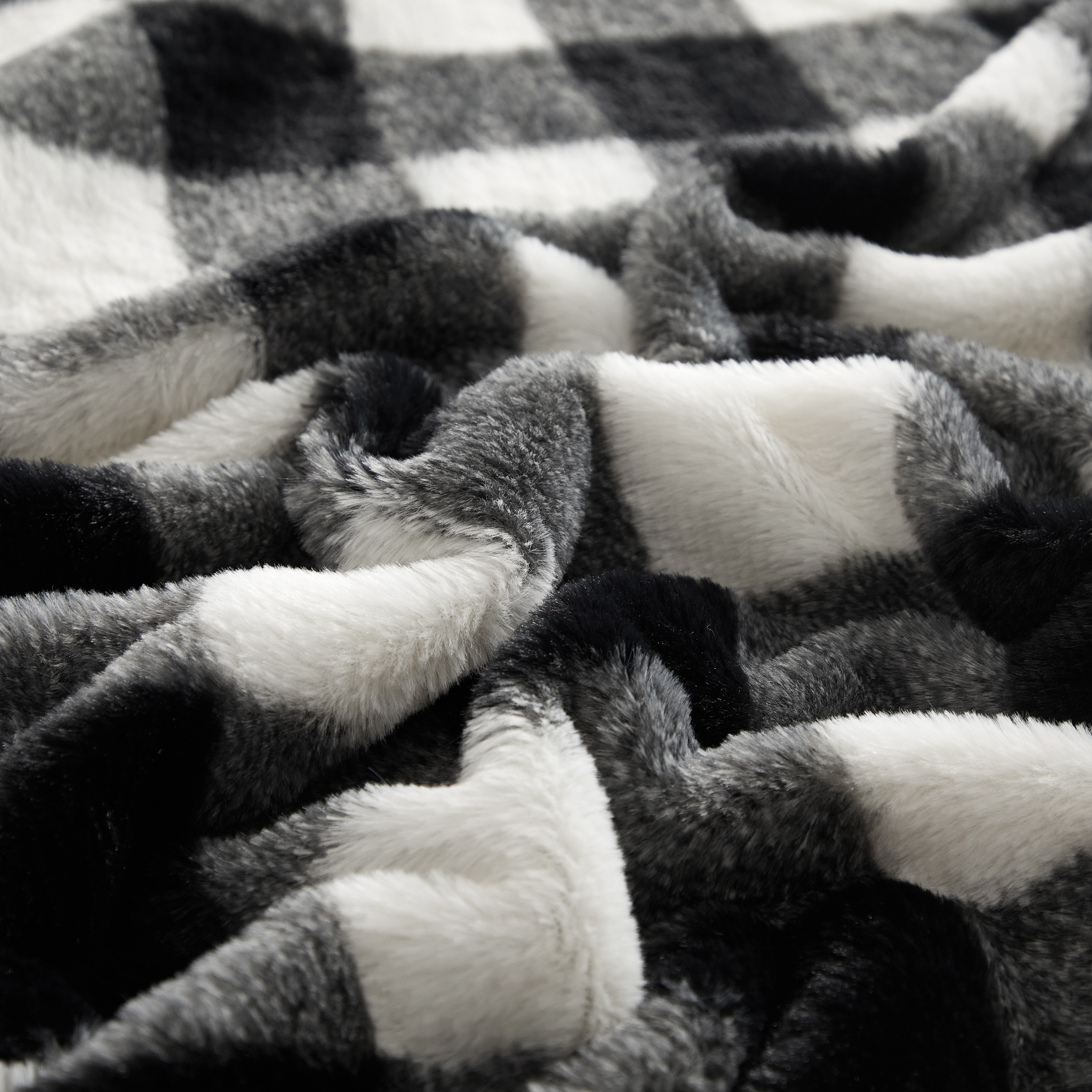Dearfoams Reverse Sherpa Throw Blanket, Black-White Buffalo Plaid, Standard Throw