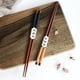 thumbnail image 1 of Juego de Palillos Japoneses de Madera de Castaño, Acabado Natural, Elegante Par de Regalo, Material Sostenible, 23,5 Cm de Largo, Elegantes Artículos Esenciales para La Mesa., 1 of 5