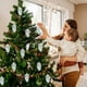 thumbnail image 5 of Juego de 3 adornos navideños de piñas y frutas | Adornos colgantes de plástico para el árbol | Colores dorado, rojo y plateado, 5 of 6