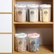 thumbnail image 4 of Tarros de almacenamiento herméticos con tapa, caja de almacenamiento de copos de maíz, latas de cereales de cocina, recipiente dispensador de cereales de plástico a prueba de fugas para harina,, 4 of 4