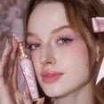 thumbnail image 4 of Brillo de labios Flower Knows Violet Strawberry Rococo Glowy G01, 4 of 8