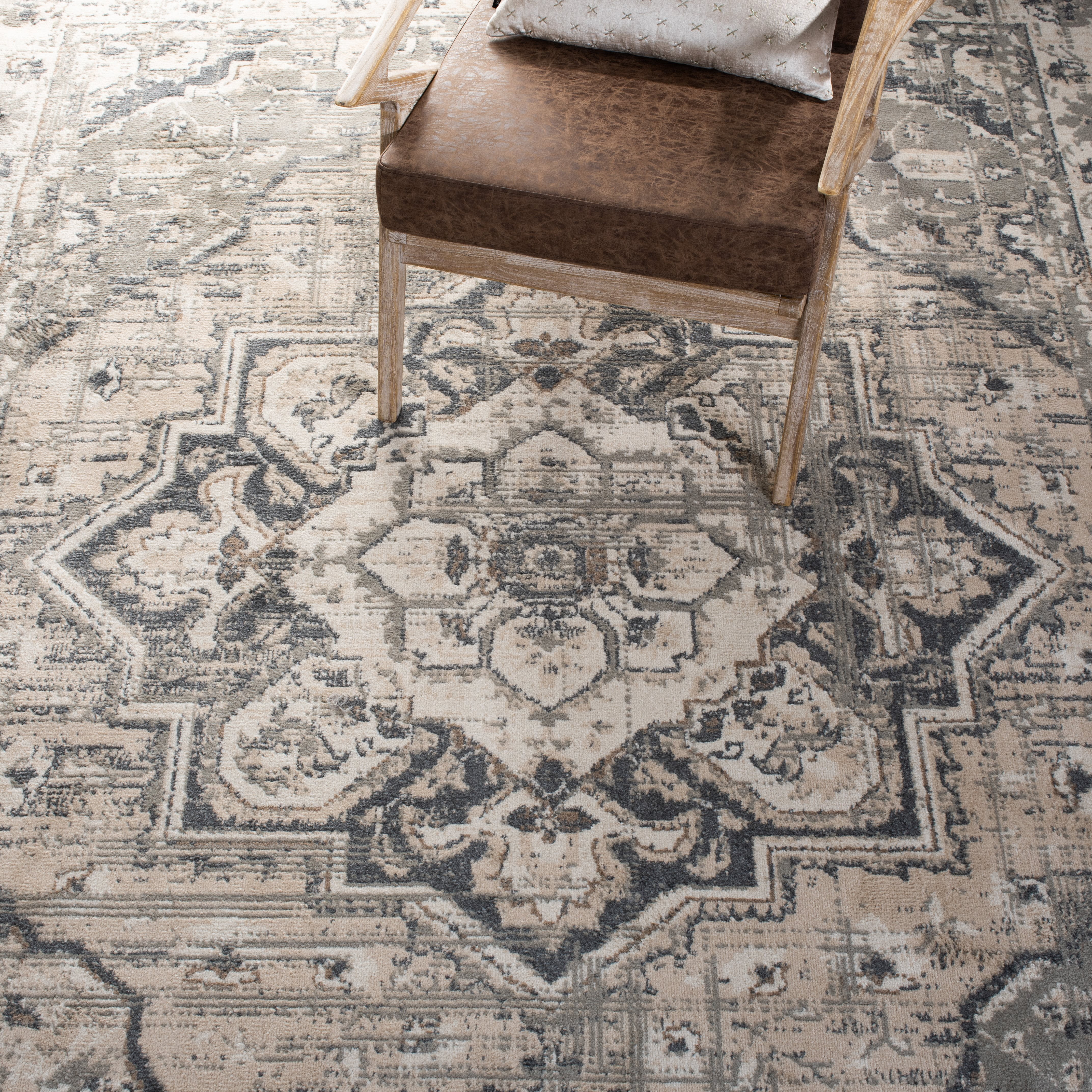 SAFAVIEH Pyramid Jefferson Oriental Runner Rug, Ivory/Grey, 2'2" x 13'