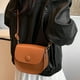 thumbnail image 1 of Bolso bandolera pequeño y elegante de piel sintética para mujer, de color liso, moderno y elegante., 1 of 6