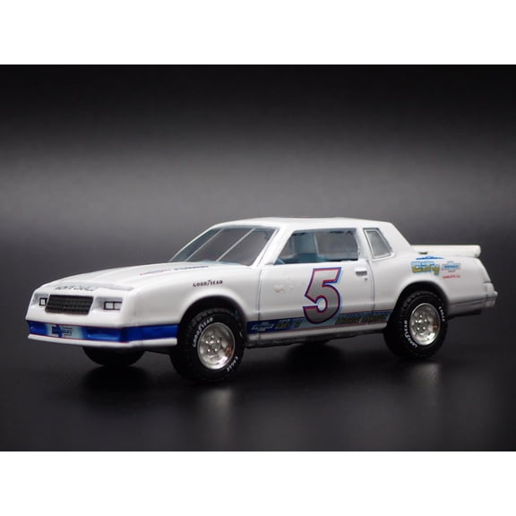 Open Box 1983 83 CHEVY CHEVROLET MONTE CARLO WHITE 1/64 SCALE DIORAMA DIECAST MODEL CAR