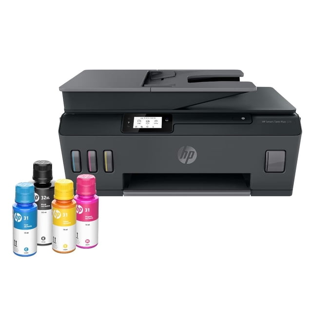impresora hp smart tank plus 570 tanque de tinta inalámbrica vista frontal 3/4 con alimentador automático superior y pantalla táctil; carcasa negra mate con logo HP y ventanas delanteras que muestran niveles de tinta cian, magenta, amarillo y negro; botellas de tinta HP en primer plano (cian, magenta, amarillo 70 ml; negro 135 ml). Funciones inalámbricas: imprimir, copiar y escanear, impresión móvil y sin bordes; suele usarse para impresión de fotos y alto volumen en oficinas domésticas.