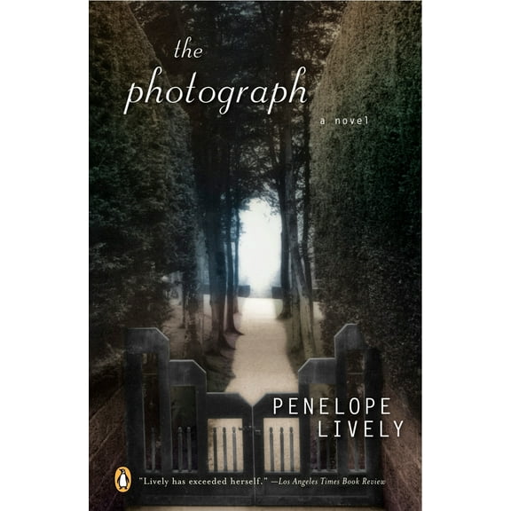 Pre-Owned The Photograph (Paperback) 0142004421 9780142004425
