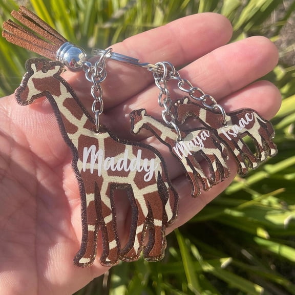 Giraffe Keychain, Giraffe Gift for Woman, Personalized Mama Gifts, Christmas Gifts for Mom, Mom Keychain with Kids Names, Stocking Stuffer (1 keychain)