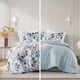 thumbnail image 4 of Regency Heights Juego de Edredón Floral Reversible de Seersucker Tamaño Matrimonial O Queen, Juego de Cama de 3 Piezas con Flores Botánicas Ligeras en Azul Marino y Azul Marino con Fundas de Almohada, 4 of 10