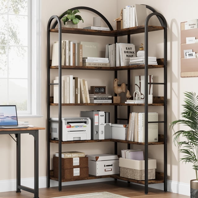 5 - tier industrial l - shaped de esquina estante con arched metal frame: wood & metal abiertos almacenamiento para sala de estar, dormitorio, kitchen & oficina en casa (brown) estantería de esquina en L de cinco niveles con marco metálico arqueado negro y repisas de madera marrón, vista frontal que muestra libros, cajas, una impresora y planta; diseño abierto que maximiza el espacio y es ideal para organizar libros, decoración y suministros de oficina en casa.
