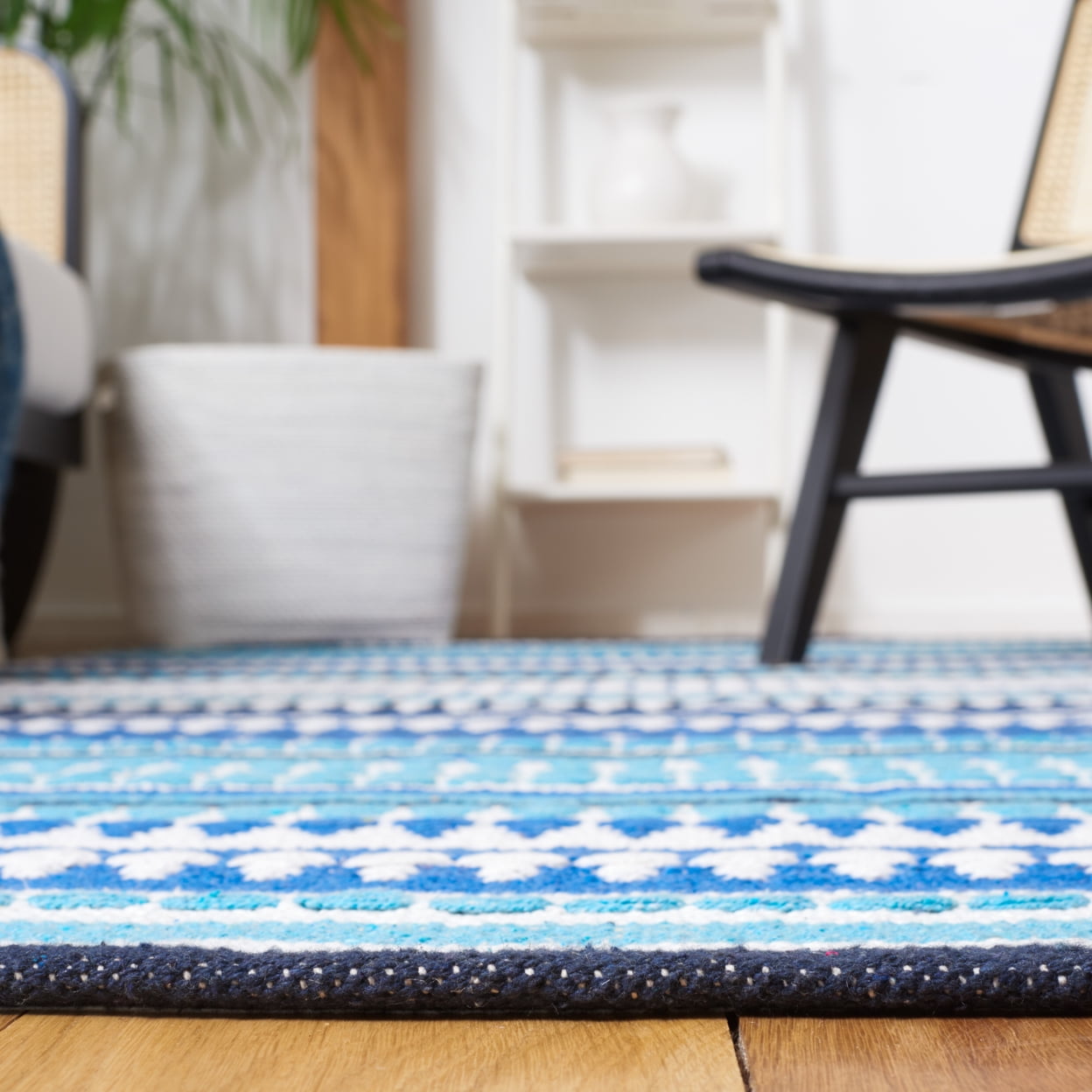 SAFAVIEH Montauk Kenyon Southwestern Cotton Area Rug, Blue/Ivory, 5' x 8'