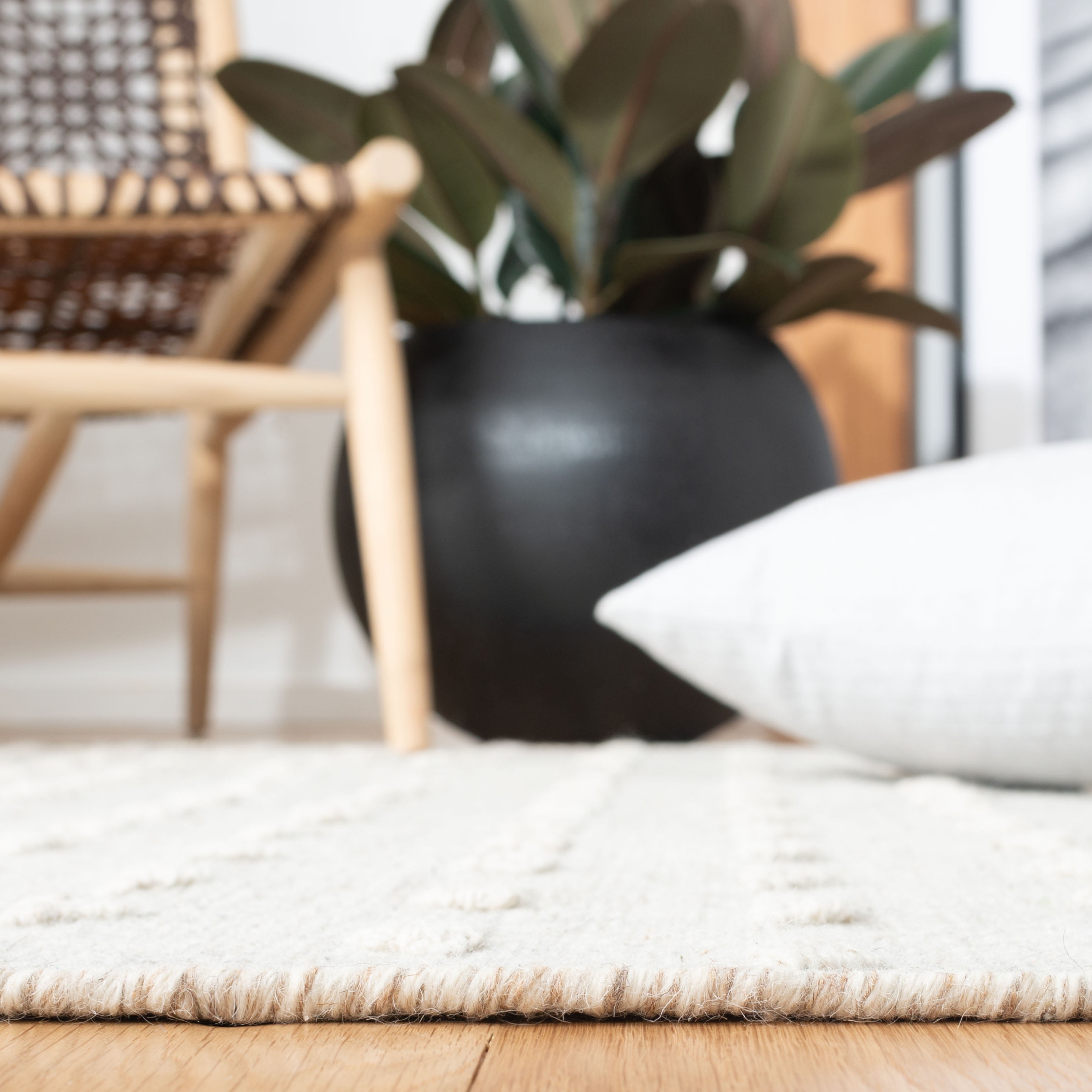 SAFAVIEH Vermont Wyatt Geometric Area Rug, Ivory/Black, 5' x 8'
