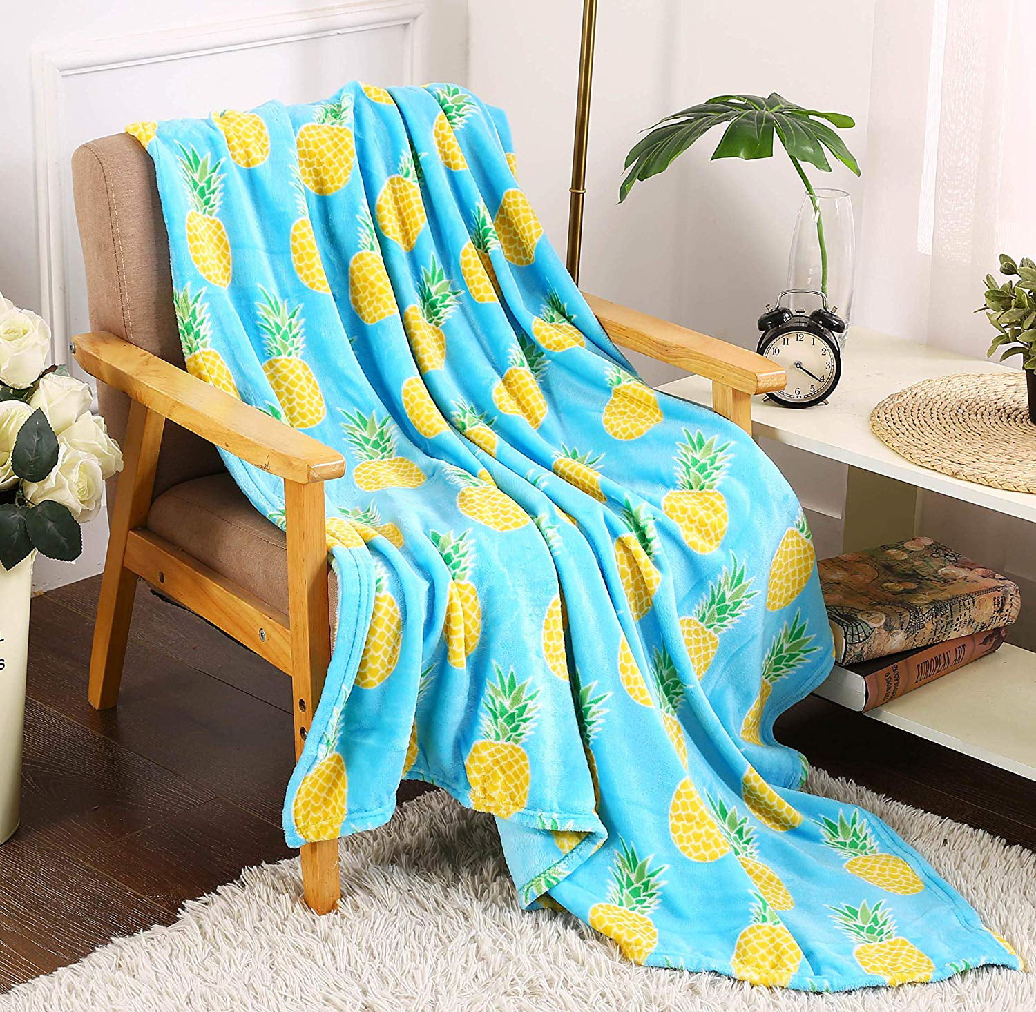 Chucoco Vintage Tropical Fruits Pineapple with Flamingo Throw Blanket Fuzzy Soft Plush Blankets for Women/Men/Kids Teens Bedroom Living Room Flowers