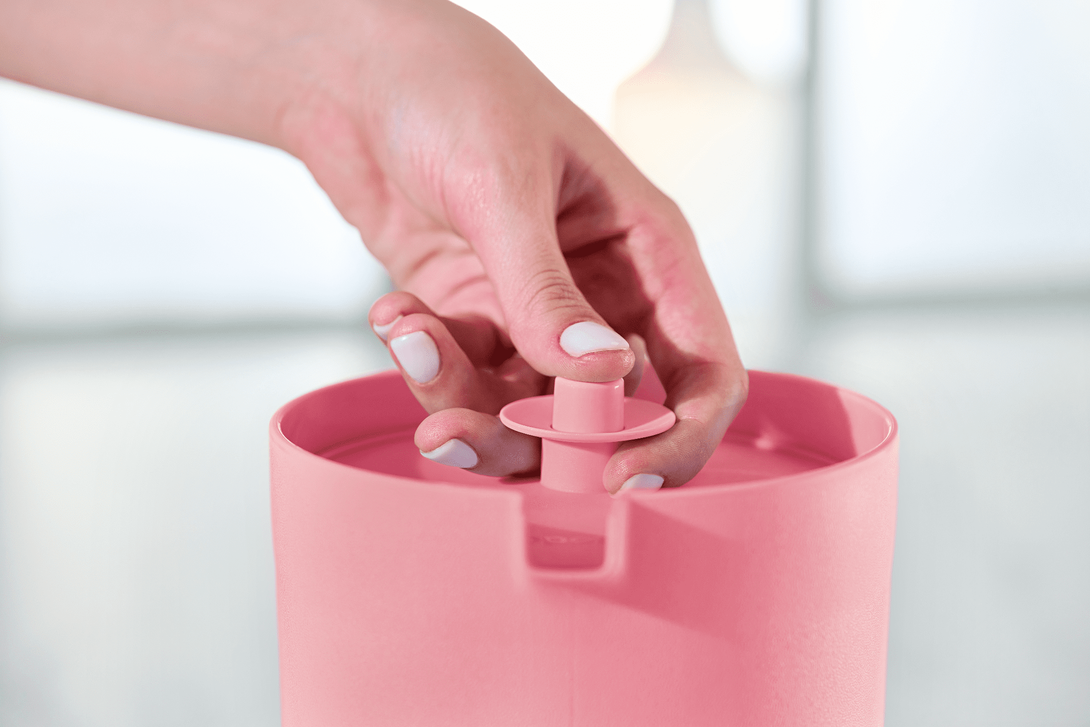 Tupperware Heritage 1 Gallon Plastic Pitcher with Lid, Pink